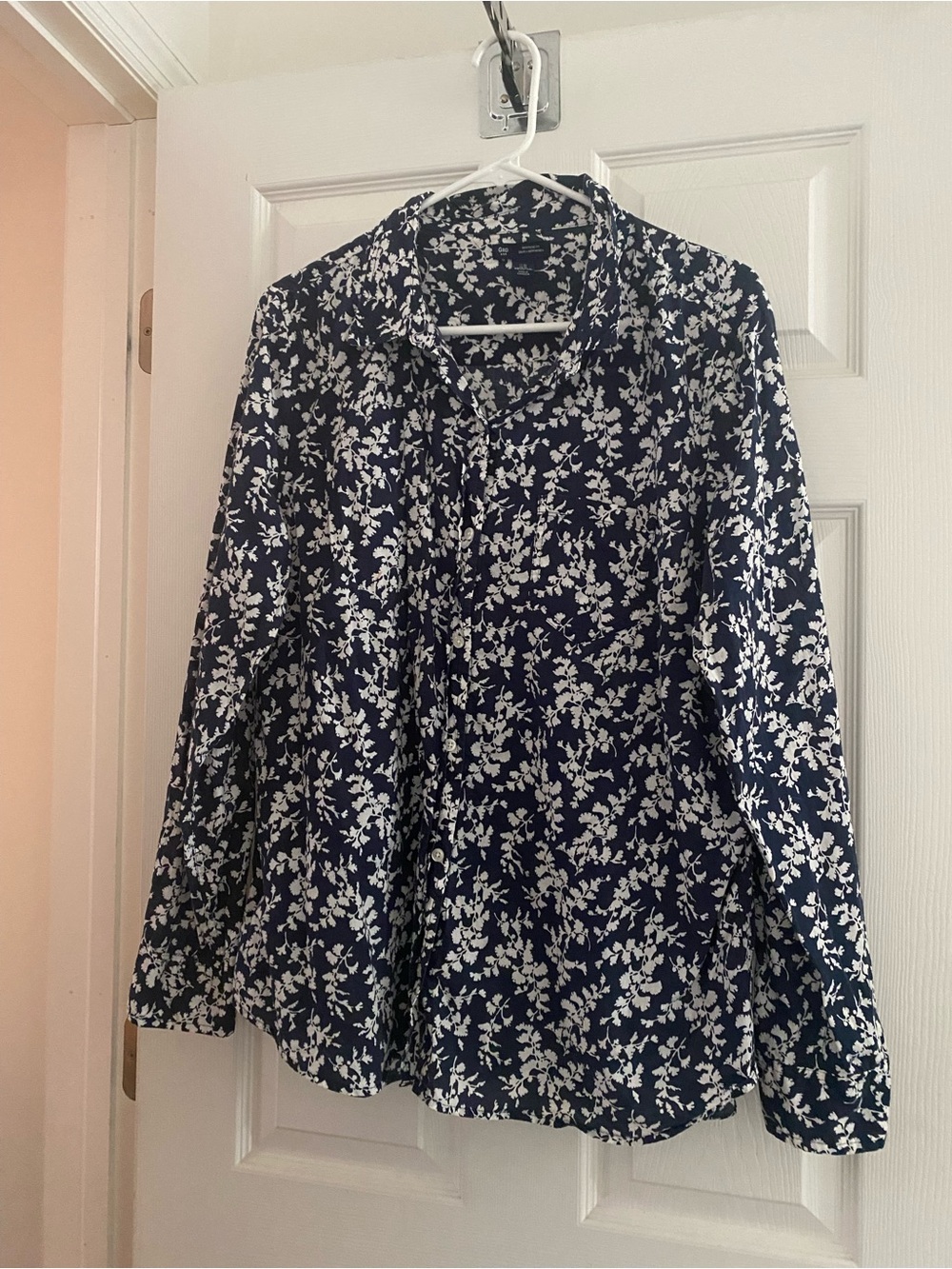 GAP Boyfriend Fit Navy and White Floral Lightweight Button Down XL
